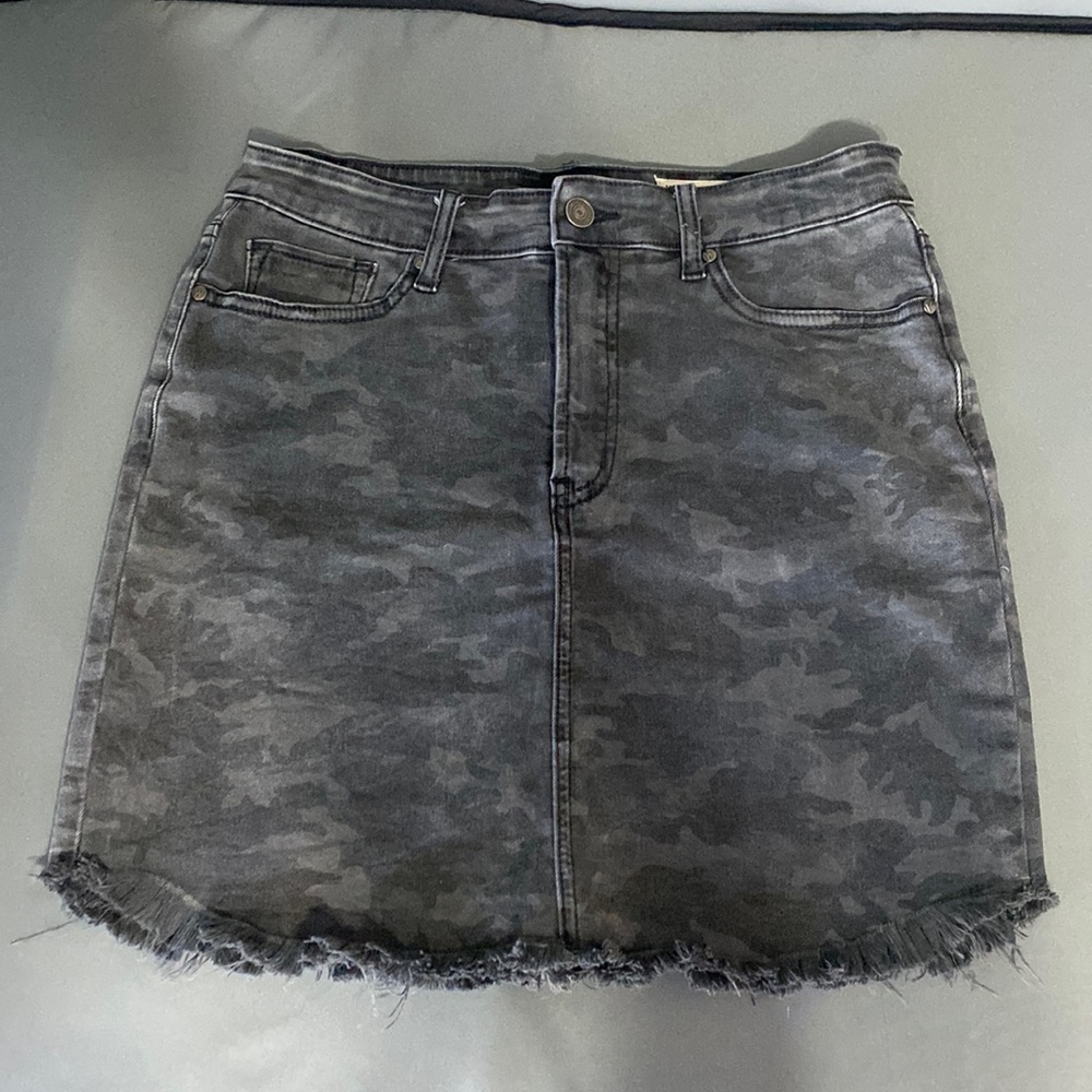 Women’s Gray Camouflage Frayed Hem Jean Skirt